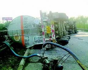 ECH罐車側(cè)翻，濟(jì)多個(gè)路口封閉(圖)